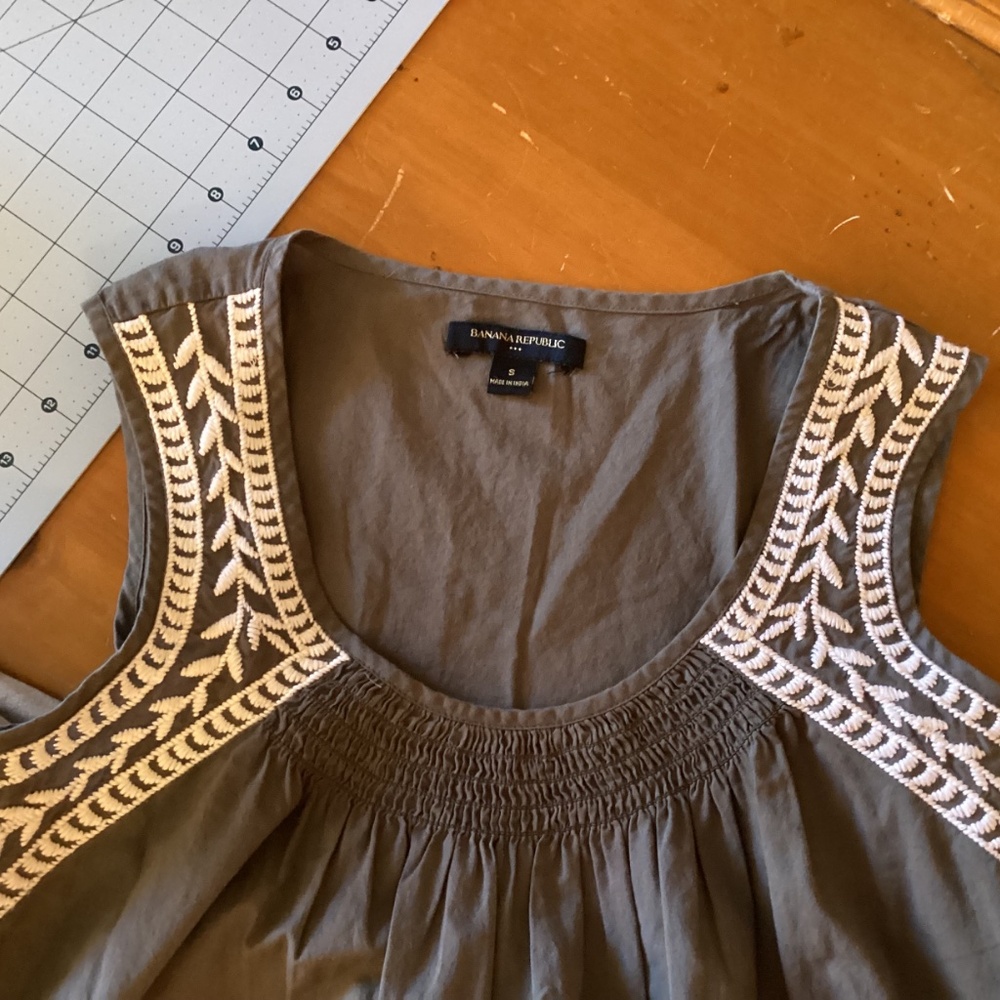 Banana Republic Gray Embroidered Sleeveless Peasant Top - Size S - Picture 3 of 3